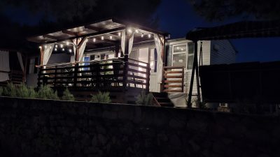 Mobilna hiška v kampu Jezera Lovišća na Murterju