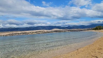 Pasja plaža Otok Pag, levo od plaže Sveti duh