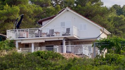 Robinzonska hiša Karmen, Brač