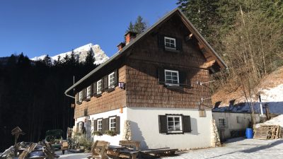 Mihov dom na Vršiču – prijazno psom