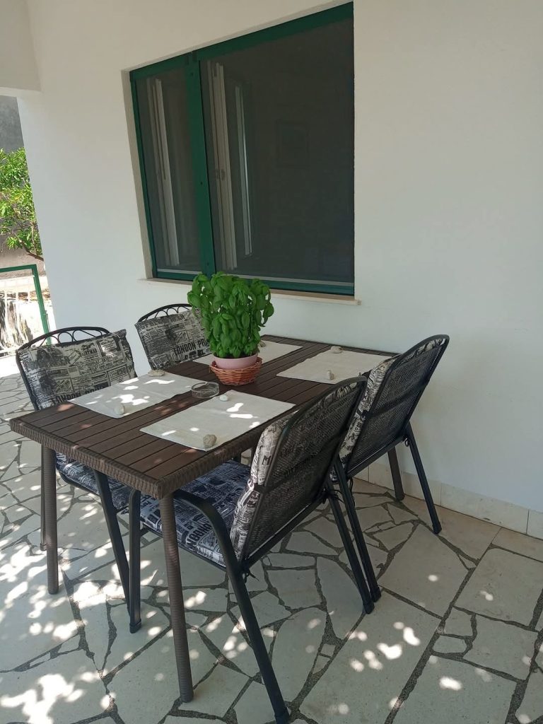 Počitniška hiška Perna zunanja miza