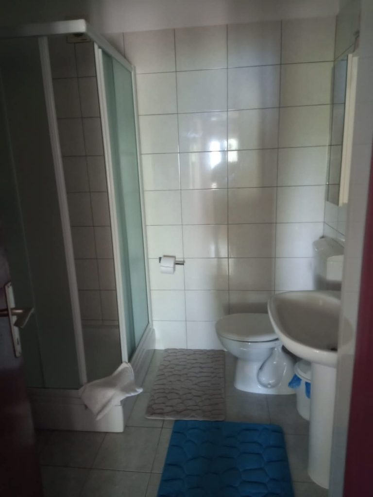 Kopalnica počitniške hiške Perna