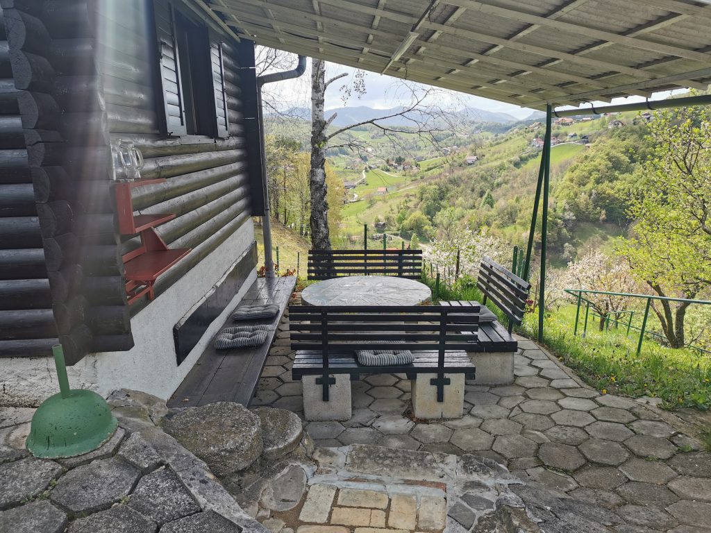 Zunanji kotiček za druženje ob koči v naravi