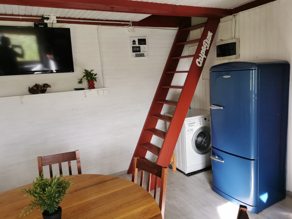 stopnice do spalnega prostora v počitniški koči