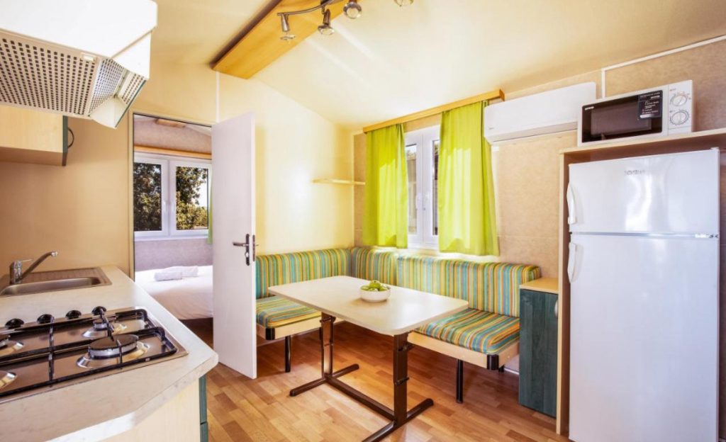 Notranjost hiške kamp Brioni