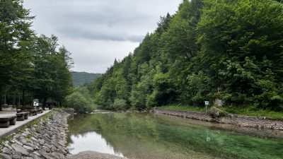 Naravno kopališče Idrijska Bela – psom prijazno