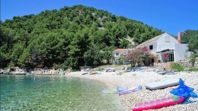 Robinzonski hišici Skozanje na Hvaru – oddih v objemu narave