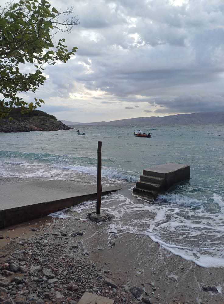 Prodnata plaža primerna za pse v bližini apartmajev