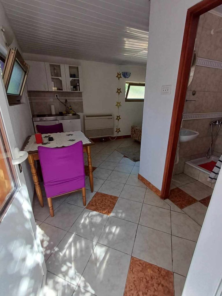 Notranjost apartmaja z mini kuhinjo in klimatsko napravo