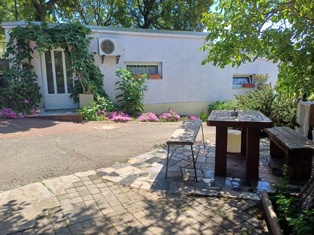 vrt in klopca v senci apartmajev Sibinj krmpotski