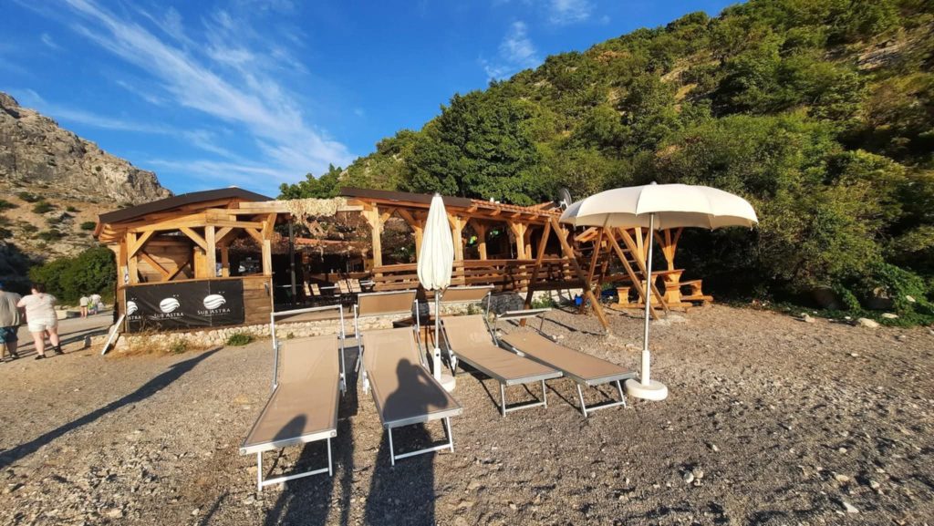 senčniki na plaži Novi Vinodolski