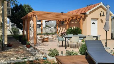 Casa Bruno – Prostoren apartma za dopust s psom v Dalmaciji blizu plaže