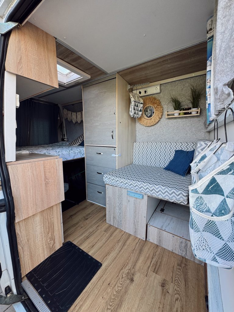 Notranjost kampeja VanČ